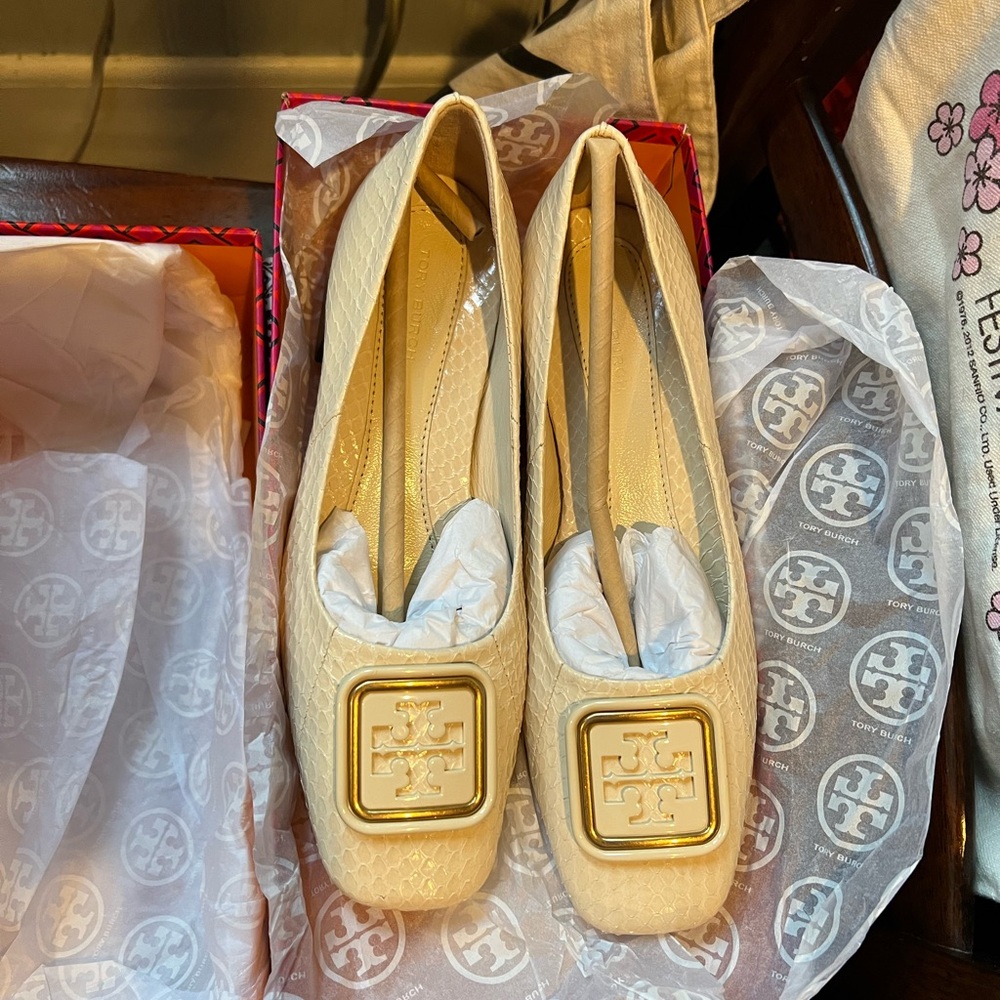 NIB- Tory Burch Cream Snakeskin Georgia Pump 35MM with Gold Emblem - size 6